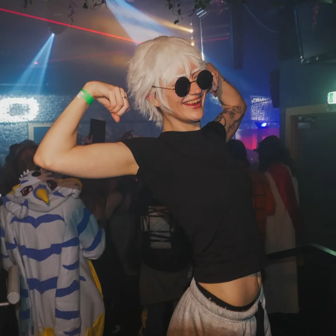 Gojo cosplayer dancing