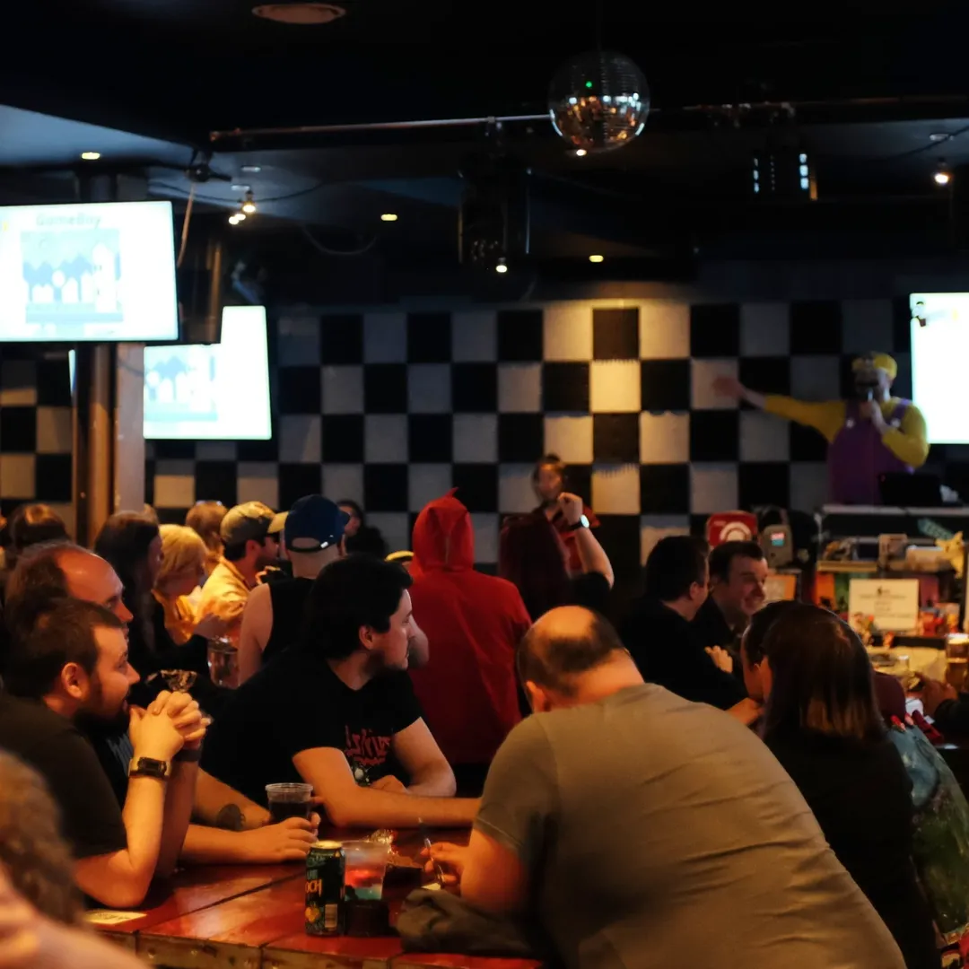 Callum Janes hosting a busy Belfast nerd pub quiz